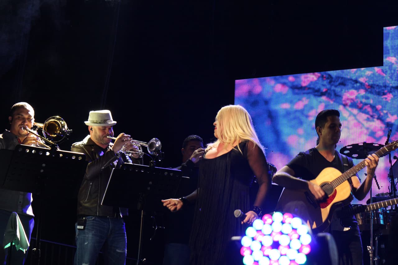 “Gracias a KQ por esta invitación espectacular... de venir a compartir una noche de amorrrrrr en el Choliseo”-Ednita Nazario.