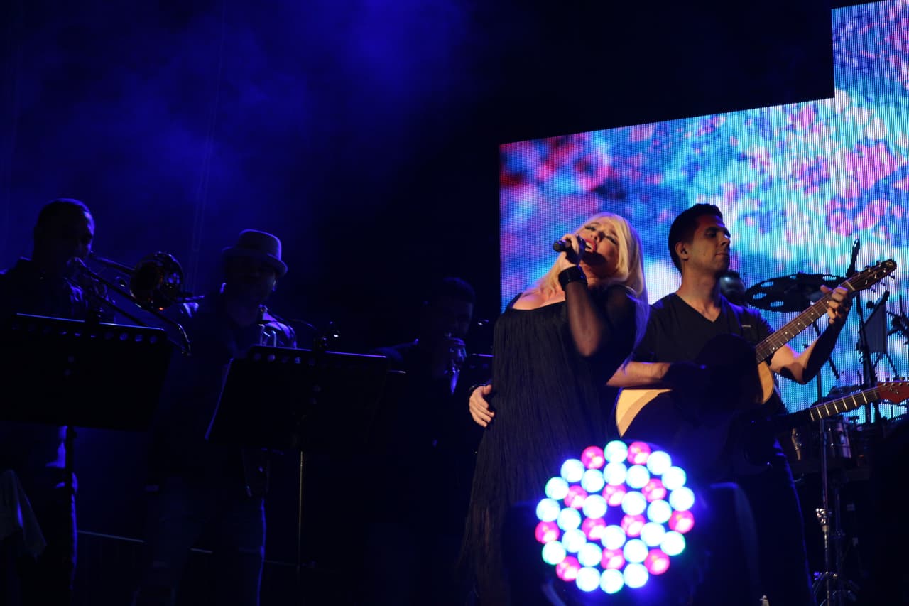 “Gracias a KQ por esta invitación espectacular... de venir a compartir una noche de amorrrrrr en el Choliseo”-Ednita Nazario.