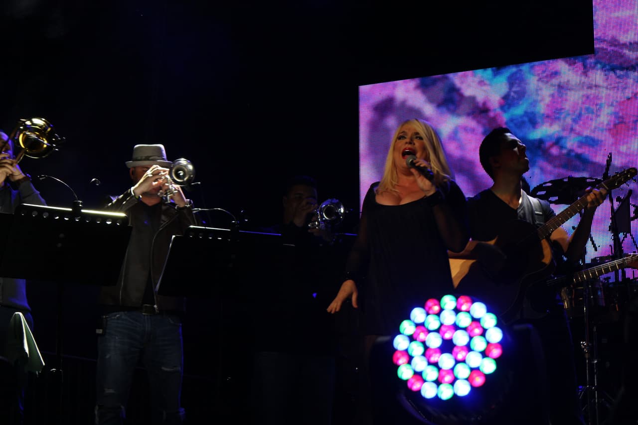 “Gracias a KQ por esta invitación espectacular... de venir a compartir una noche de amorrrrrr en el Choliseo”-Ednita Nazario.