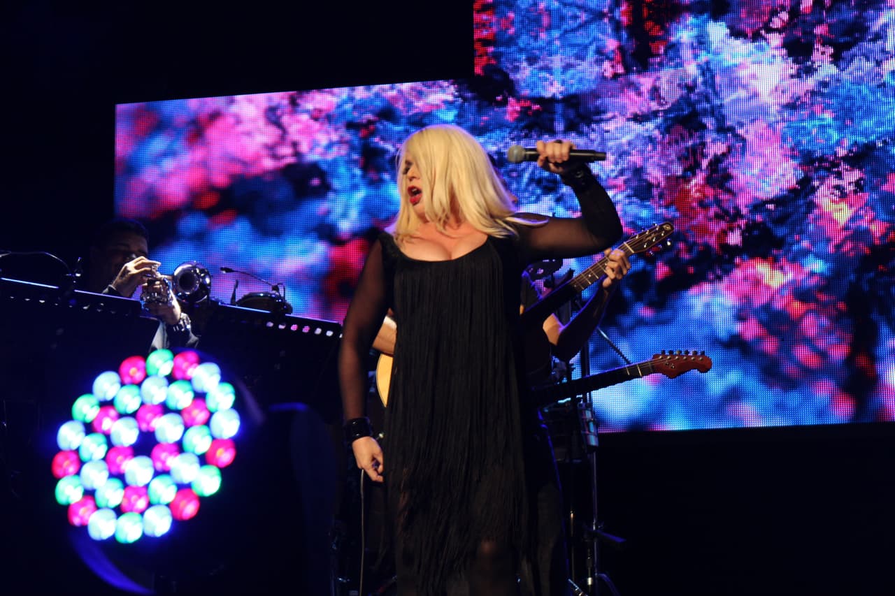 “Gracias a KQ por esta invitación espectacular... de venir a compartir una noche de amorrrrrr en el Choliseo”-Ednita Nazario.