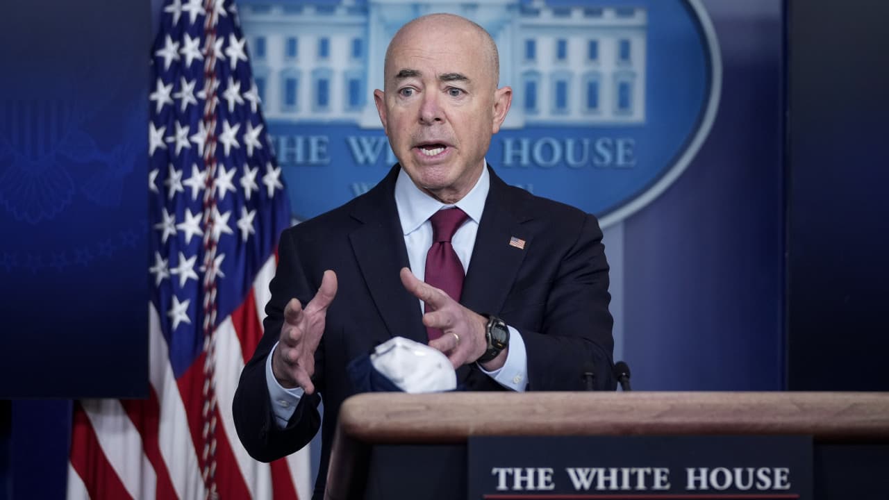 Entrevista: Mayorkas afirma que trasladarán rápido a los niños migrantes detenidos en la frontera, pero reconoce que afrontan un "desafío logístico"