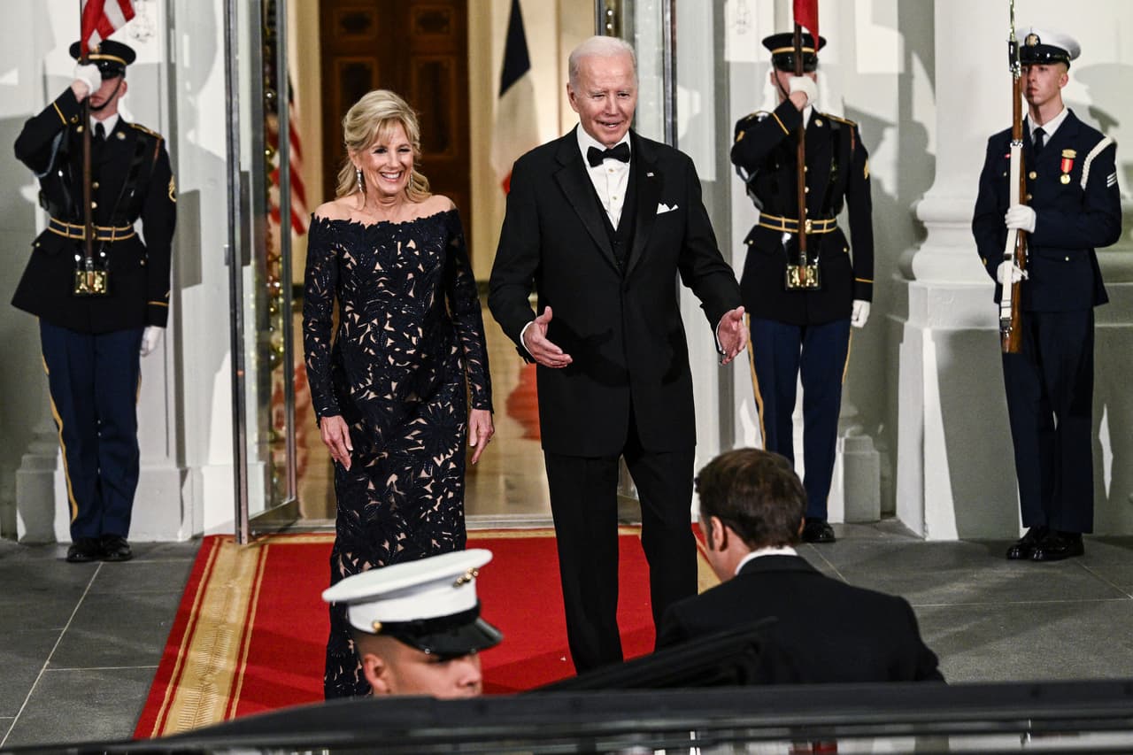 Joe y Jill Biden celebraron su primera cena de estado honrando a Francia. El presidente francés Emmanuel Macron y su esposa Brigitte acudieron el jueves a la Casa Blanca, para un encuentro que incluyó a más de 330 invitados, entre ellos políticos, estrellas de Hollywood y empresarios de grandes empresas, como el director ejecutivo de Apple.