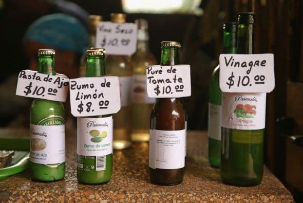 Botellas de jugo de limón, pasta de tomate, vino de cocina y el jugo de ajo están disponibles en el Mercado Agropecuario.