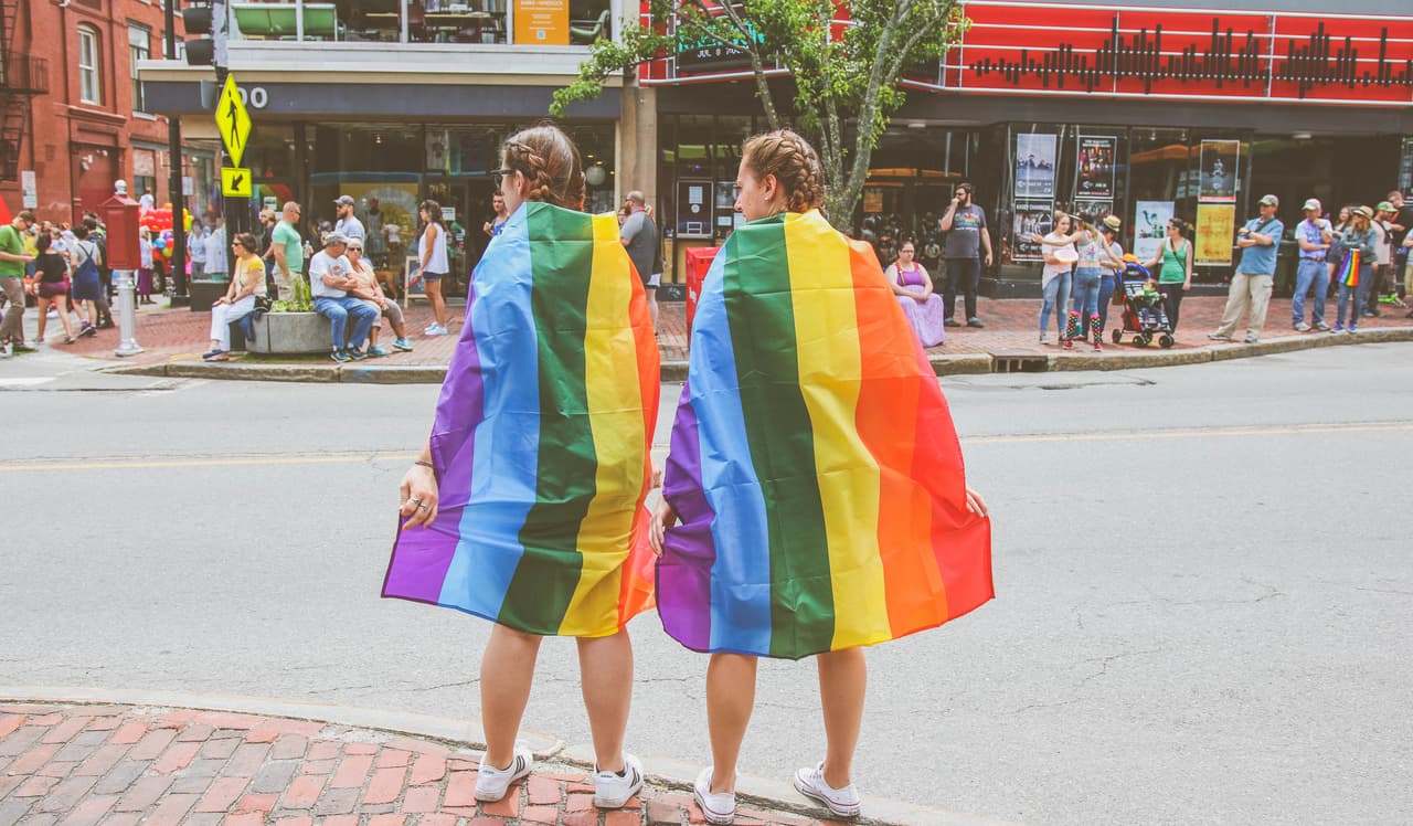<b>Backlot Bash </b>
<br>Un festival para toda la familia que también celebra el mes del Orgullo Gay, este festival de tres días se lleva a cabo en el barrio de Andersonville y habrá entretenimiento para niños y adultos. También contará con presentaciones de bandas musicales. 
<br>
<br>
<b>Donde: </b>5248 N. Clark St. Chicago, 60640
<br>
<b>Cuando: </b>28-30 de junio 
<br>
<b>Horario:</b> 12:00pm-7:30pm
<br>
<b>Costo:</b> $20