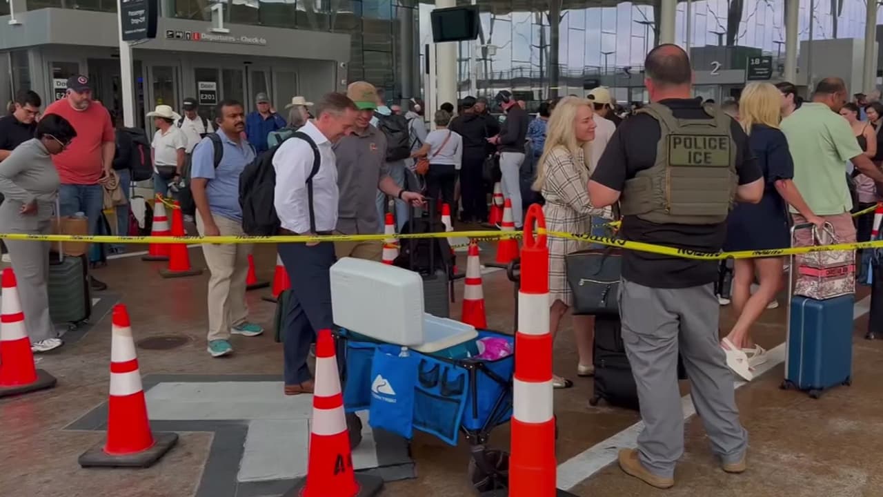 Mejoran filas en aeropuerto de Houston, pero autoridades piden llegar con tiempo