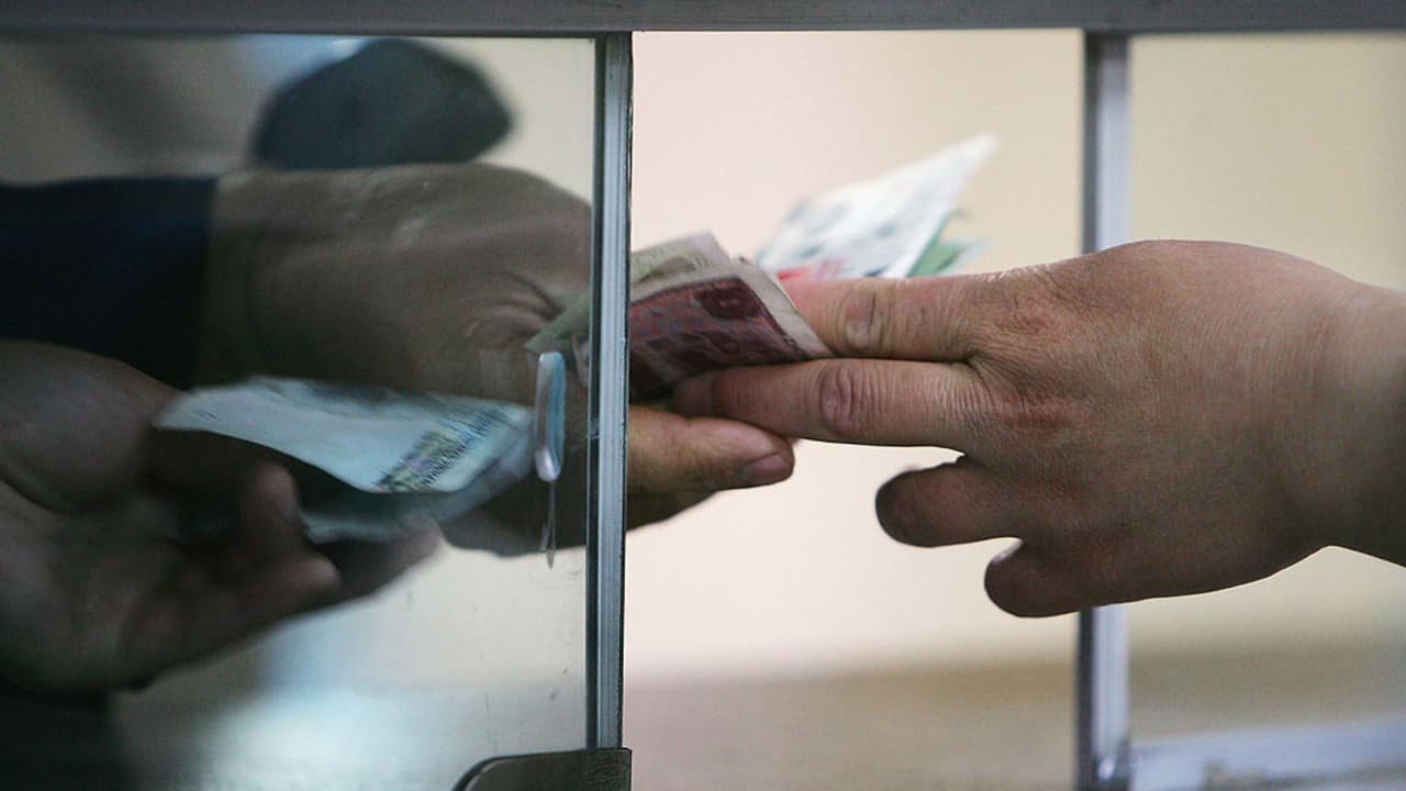 Enviar remesas será más costoso desde este 1 de enero: entra en vigor un nuevo impuesto