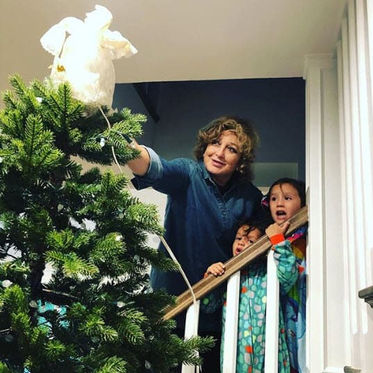 Así que pusieron manos a la obra junto con su abuela y su mamá para poner el arbolito de Navidad.