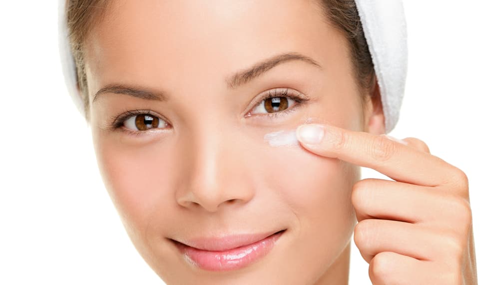 Antioxidantes: La pérdida de elasticidad y el adelgazamiento son parte del envejecimiento. Pero los radicales libres, moléculas que se producen por agentes externos como el humo del tabaco y los rayos UV, lo aceleran. Los antioxidantes, sustancias de origen natural, penetran en la piel convirtiendo los dañinos radicales en inocuos compuestos evitando que destruyan el DNA. Estimulan la producción de elastina, reparan células y desvanecen manchas.