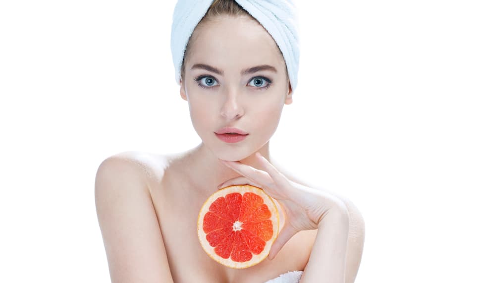 Niacinamida: Este componente de la vitamina B3 ofrece múltiples beneficios antienvejecimiento. Comenzando por su capacidad para incrementar la ceramida y ácidos grasos, sustancias cruciales en la formación de la barrera epidérmica que protege a la piel de los agentes externos, uno de ellos el sol, y evita que pierda agua. Al aumentar la producción de ciertas proteínas, como la keratina, la niacinamida estimula la microcirculación de la dermis.