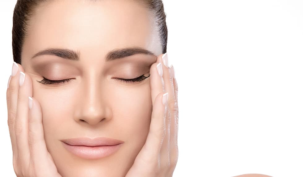 Ácido hialurónico: Además de un potente humectante, este ácido, que se encuentra de forma natural en el cuerpo, tiene una especial capacidad para promover la retención de agua y ajustar la absorción de humedad a las condiciones del clima. Ayuda a conservar y recuperar la elasticidad de la piel, promueve la reparación de los tejidos, protege la piel formando un barrera que sella la humedad e, incluso, puede estimular la producción de colágeno.