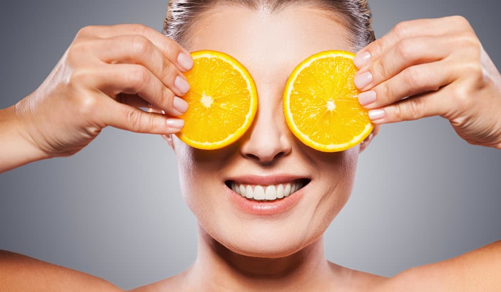 Ácidos Alpha Hidróxicos: Derivados de los azúcares de las frutas y la leche, estos ácidos, entre los que se encuentran el glicólico y el láctico, tienen la capacidad para entrar en la piel ayudando a su vez a que otros productos antienvejecimiento penetren más rápido y sean más efectivos. Actúan como un exfoliante removiendo las células muertas y estimulando el crecimiento de nueva piel, aumentan la producción del colágeno y la elastina.