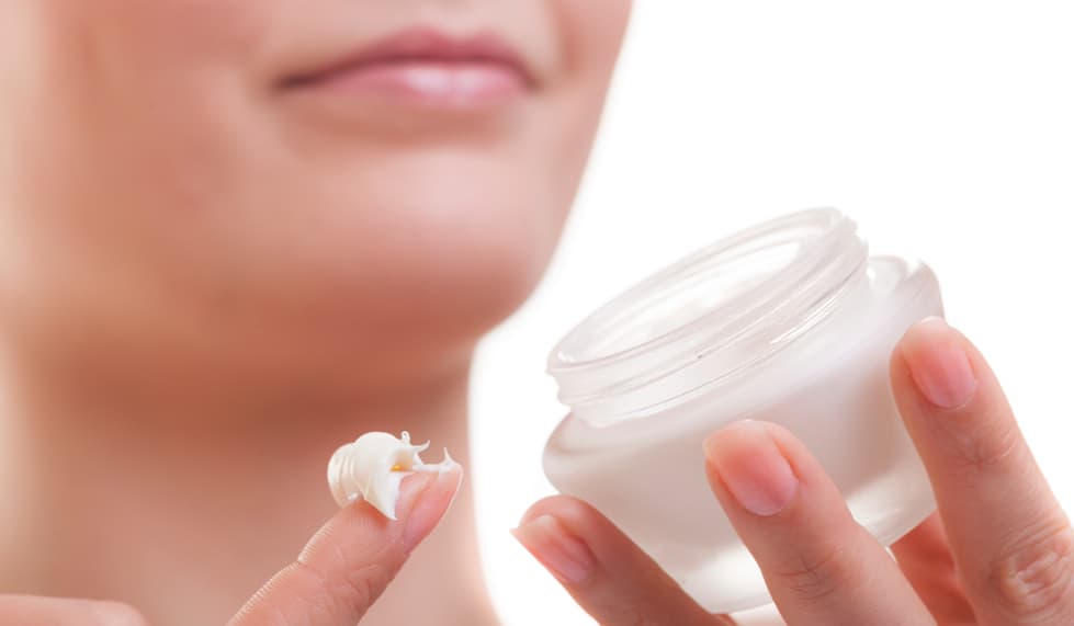 Hidroquinona: Se encarga es de inhibir la producción de la enzima que produce la melanina, pigmento que da color a la piel. En productos comerciales la concentración de esta sustancia se encuentra entre .5% y 2%. El sol puede evitar que la hidroquinona cumpla con su cometido, así es que, aplica bloqueador solar. Para saber si tendrás reacción a esta sustancia, aplica una pequeña cantidad en la zona afectada y observa si te da comezón.