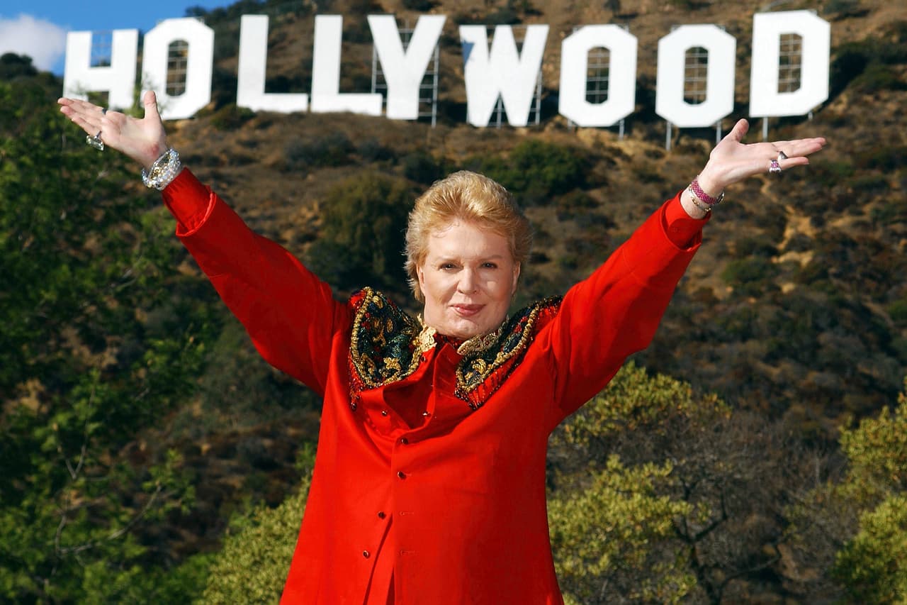 Walter Mercado, que comenzó su carrera como actor y bailarín, falleció a los 87 años en el Hospital Auxilio Mutuo de San Juan, Puerto Rico, 
<b><a href="https://www.univision.com/noticias/muere-el-astrologo-walter-mercado-a-los-87-anos" target="_blank">debido a un fallo renal</a></b>, confirmaron familiares a Univisión este domingo.