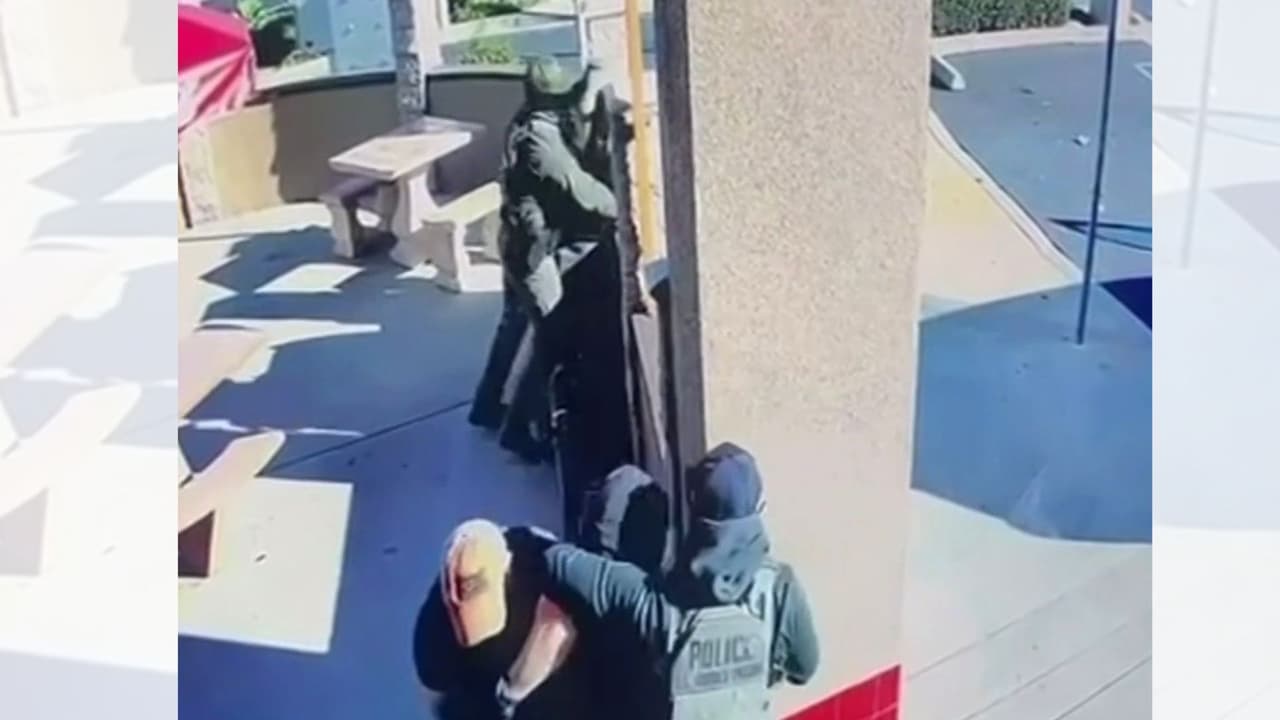 Esposan a menor estadounidense durante arresto de su padre por agentes de ICE