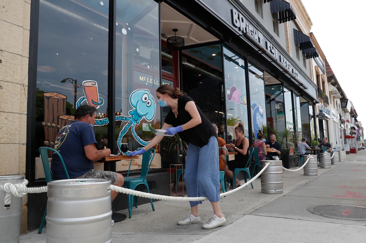 <h3 class="cms-H3-H3">7. Suffolk, Nueva York. </h3>
<br>
<b>(41,101)</b>
<br>
<br>El condado está ubicado al suoriente del estado, en la zona metropolitana de Long Island.
<br>
<br>Como toda la entidad, se vio afectado de manera considerable por el coronavirus.
<br>
<br>Desde hace unas semanas, el proceso de reapertura inició progresivamente,
<b>y se espera que este viernes diversas zonas del estado pasarán a la fase 4, aunque no beneficiará a centros comerciales, cines o gimnasios. </b>
<br>
<br>En imagen, una camarera atiende a un cliente en Bright Eye Beer Company, en Long Island,
<a href="https://www.univision.com/temas/nueva-york">Nueva York</a>.
<br>
<br>