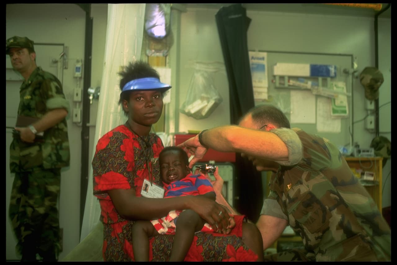 Una migrante haitiana atendida por las autoridades estadounidenses en Guantánamo, antes de la repatriación.
