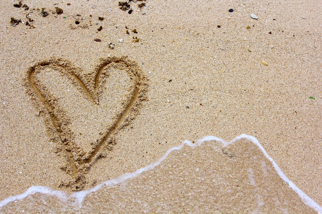 ¿A quién no le gustaría encontrar escrito en la arena un mensaje que diga "Te casarías conmigo..."?