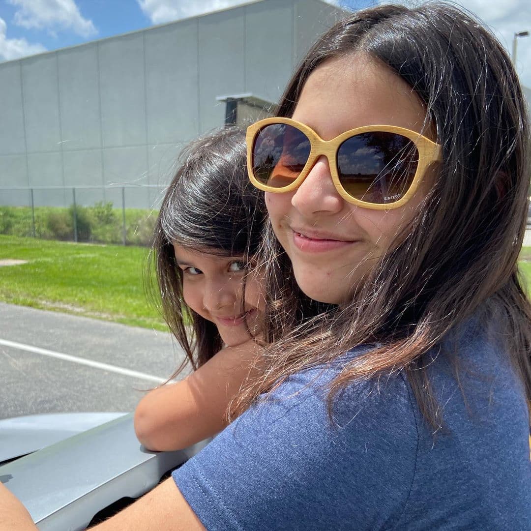 Elyangelica González adora los días de descanso en familia y en las redes compartió con sus seguidores la imagen de sus hijas Sofía y Camila en un paseo al aire libre.