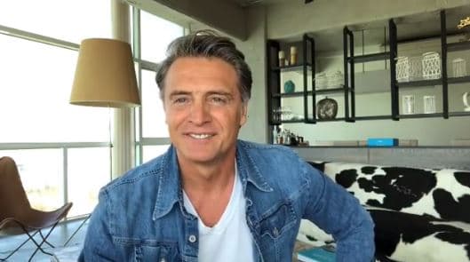 El protagonista de 'Locura de amor' destacó: "Nos queremos mucho, quiero mucho a Maki y adoro a Maki, de hecho. Pero la forma, las circunstancias no se dieron. Yo llevo dos años viviendo acá (en México), yendo y viniendo y la verdad es que desgasta mucho y ya [...]".