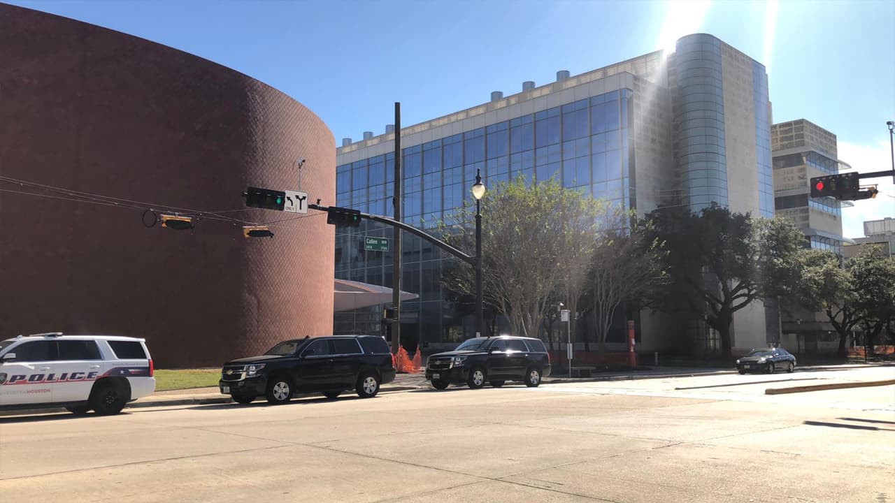 No existe vinculación de la mujer con la universidad. Se cree que vivía por esa zona cerca de las calles Cullen en Hollman.