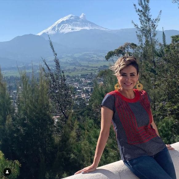 En otra ocasión sus seguidores la halagaron por un 'outfit' en el que incorporó un huipil elaborado por artesanos oaxaqueños con un par de jeans. Así le dio un toque moderno a una prenda con mucha tradición.