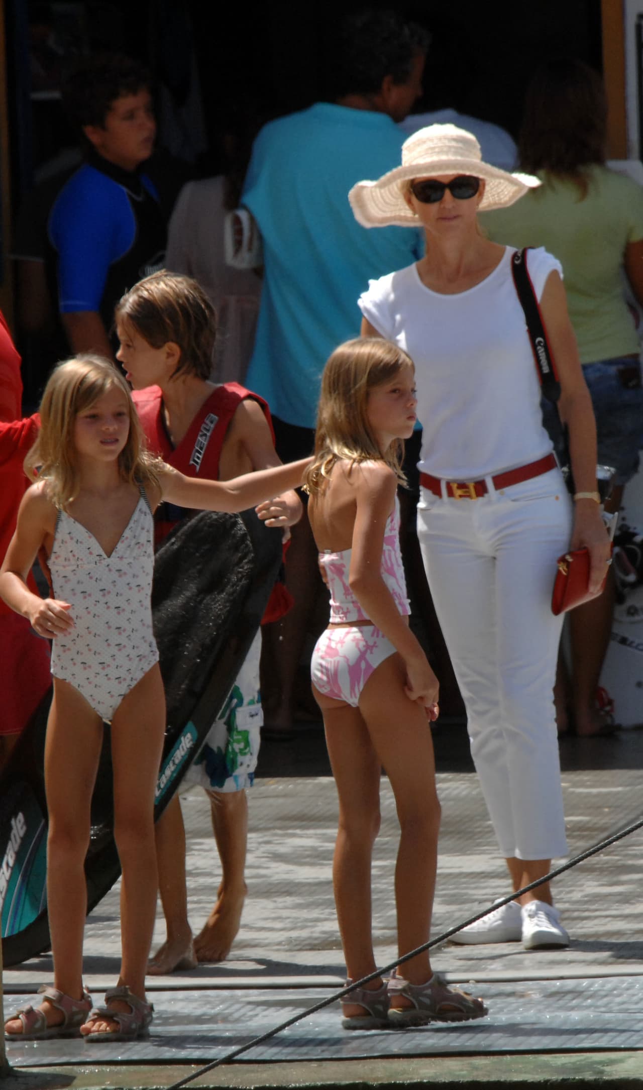 Las gemelas son las únicas hijas del segundo matrimonio de Julio Iglesias con la modelo holandesa Miranda Rijnsburger, con quien se casó en 2010.