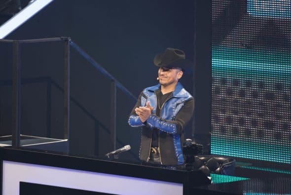 Caras graciosas, bromas, muestras de afecto y selfies con los fans, de todo pasa en el backstage y los famosos lo saben. Mira todo lo que no pudiste ver en la gala cinco de Me Pongo De Pie.