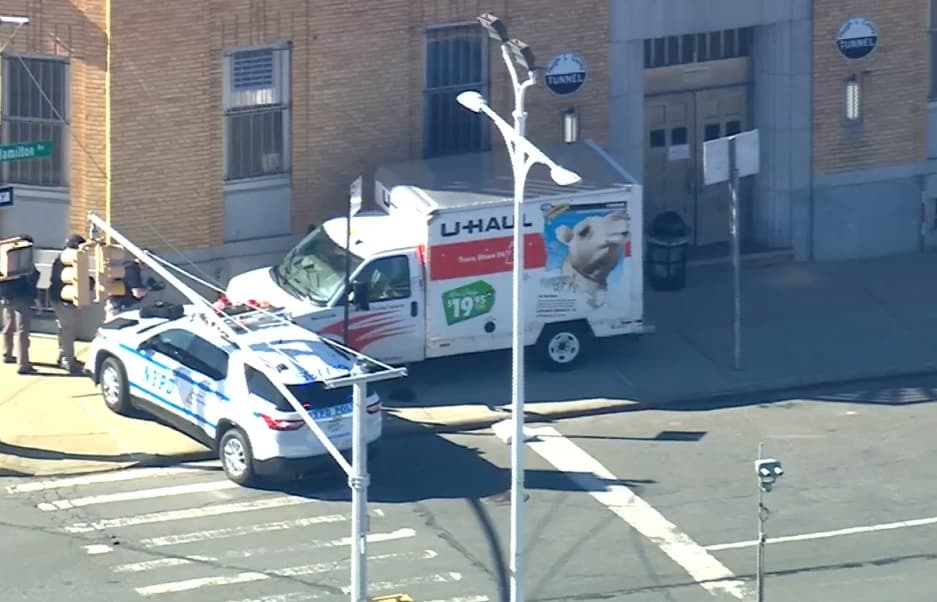 Conductor sube camioneta a la acera y arrolla a varios peatones en Brooklyn