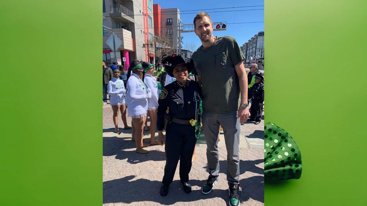 En esta edición 41 del desfile el jugador de los
<b>Dallas Mavs</b>,
<a href="https://www.univision.com/local/dallas-kuvn/habla-dirk-nowitzki-previo-la-ceremonia-de-retiro-de-su-playera-de-los-mavs-video" target="_blank">Dirk Nowitzki</a> fue el invitado especial.