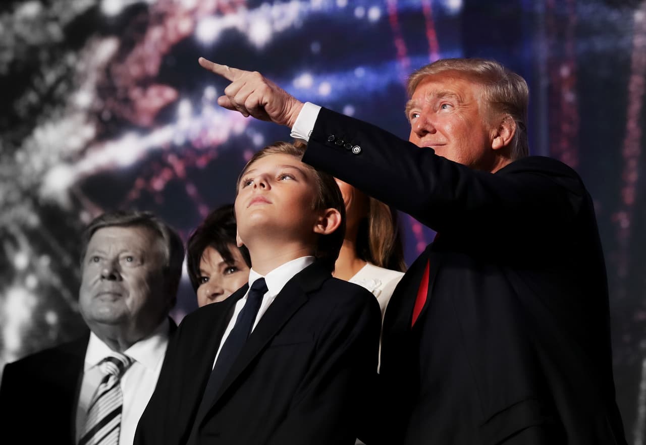 Conocido como ‘Little Donald’ (o como el niño que hacía muecas para no quedarse dormido durante el discurso de aceptación de su padre), Barron William es el hijo más pequeño de Donald Trump. Aquí lo acompaña durante el cierre de la convención republicana en Cleveland, Ohio.
