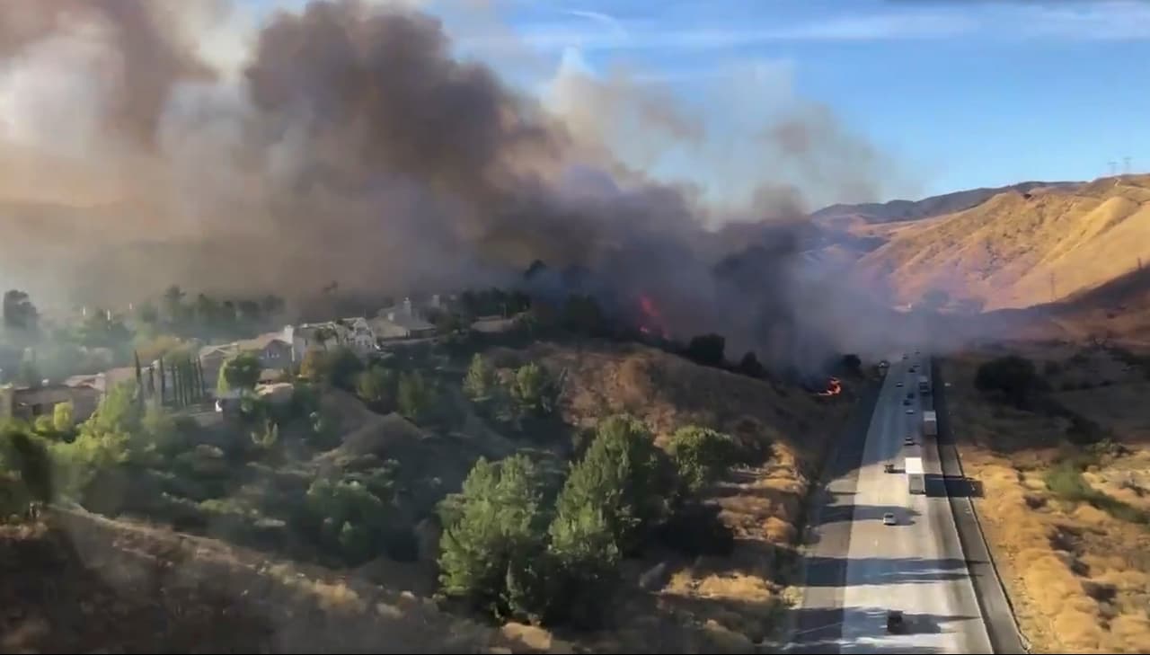 Imagen aérea publicada por la Sección de Operaciones Aéreas del Departamento de Bomberos del Condado de Los Ángeles @LACoFireAirOps, muestra una vista desde un helicóptero Firehawk luchando contra el incendio Tick.