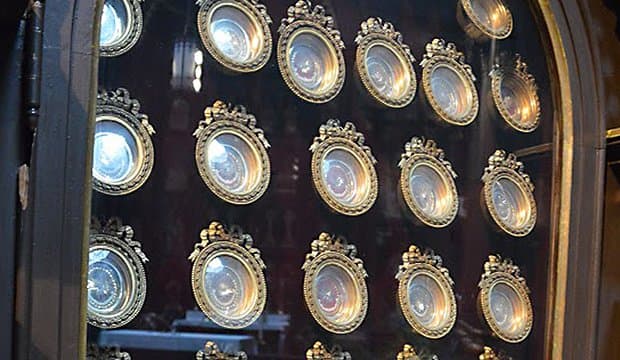 Ya sea que crea en la autenticidad y el poder de las reliquias o no, una visita a la Capilla de San Antonio es una mirada fascinante a la vida religiosa y la historia de Pittsburgh. El hecho de que una colección tan sagrada se encuentre en una capilla de aspecto tan poco llamativo hace que esta sea una de las colecciones más sorprendentes y de clase mundial de todo Pensilvania.