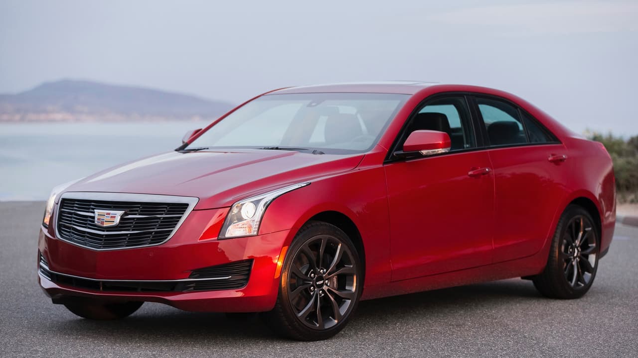<h3 class="cms-h3-H3"><a href="https://www.univision.com/noticias/cadillac/imagenes-del-cadillac-ats-v-2016-sedan-fotos" target="_blank">Cadillac ATS sedán</a></h3>
<br>El 
<a href="https://www.univision.com/noticias/pruebas-de-manejo/a-bordo-del-cadillac-ats-v-2016" target="_blank">Cadillac ATS</a> debutó en 2012 como el 
<a href="https://www.univision.com/temas/cadillac" target="_blank">Cadillac</a> compacto de tracción trasera que pondría a temblar a los sedanes compactos deportivos alemanes como el 
<a href="https://www.univision.com/noticias/acura/detalles-del-bmw-serie-3-2016" target="_blank">BMW Serie-3</a> y el 
<a href="https://www.univision.com/noticias/audi/imagenes-del-audi-a4-2016-fotos" target="_blank">Audi A4</a>. Seis años más tarde la historia del ATS es un rosario de sueños rotos. La versión sedán sale del mercado con el cierre de 2018, la versión coupé hará su salida al final de 2019. El Cadillac ATS siempre fue un auto con un manejo ejemplar y muy divertido, pero fallas constantes le ganaron una mala reputación muy rápidamente.