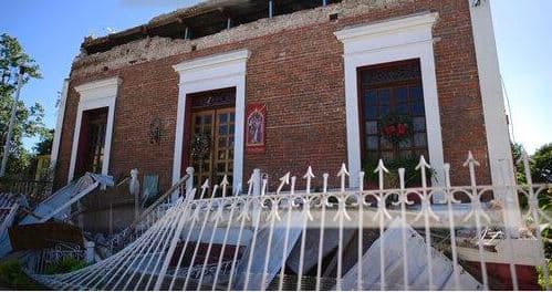 Una cerca y un edificio se derrumbaron parcialmente en Guayanilla, Puerto Rico.