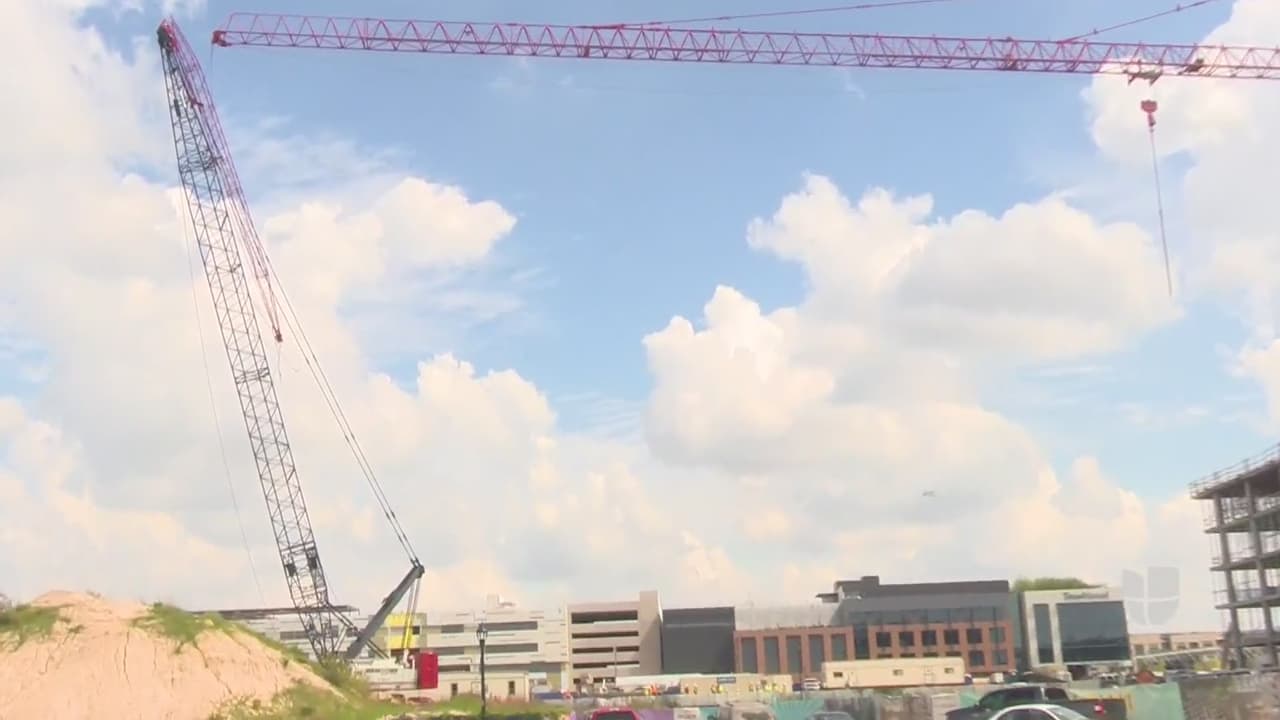 Se está pidiendo a las personas a no ingresar el lugar y evitar la zona. El incidente se produjo en 1600 Robert Browning Street, en el lugar donde se desarrolla un estacionamiento para el área Mueller.