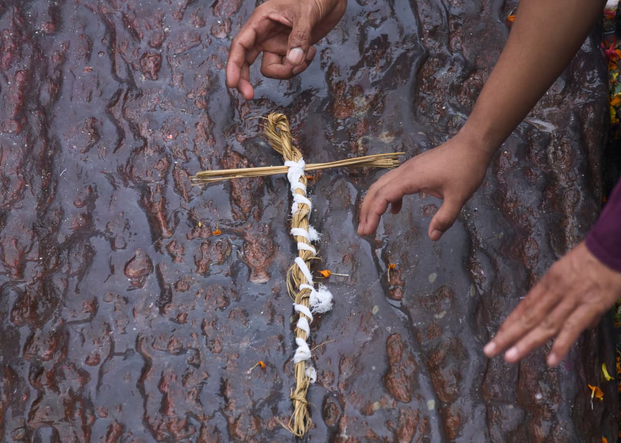 Familiares realizan rituales ante una efigie de Ganesh Nepali, de 42 años —desaparecido tras las repentinas inundaciones—, durante un funeral simbólico a orillas del río Bagmati en Katmandú, Nepal, el jueves 3 de septiembre de 2026. (Foto AP/Niranjan Shrestha)