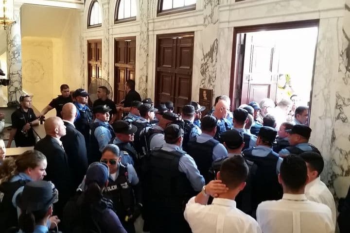 Trifulca en el Capitolio por "privatización de las escuelas públicas" en Puerto Rico