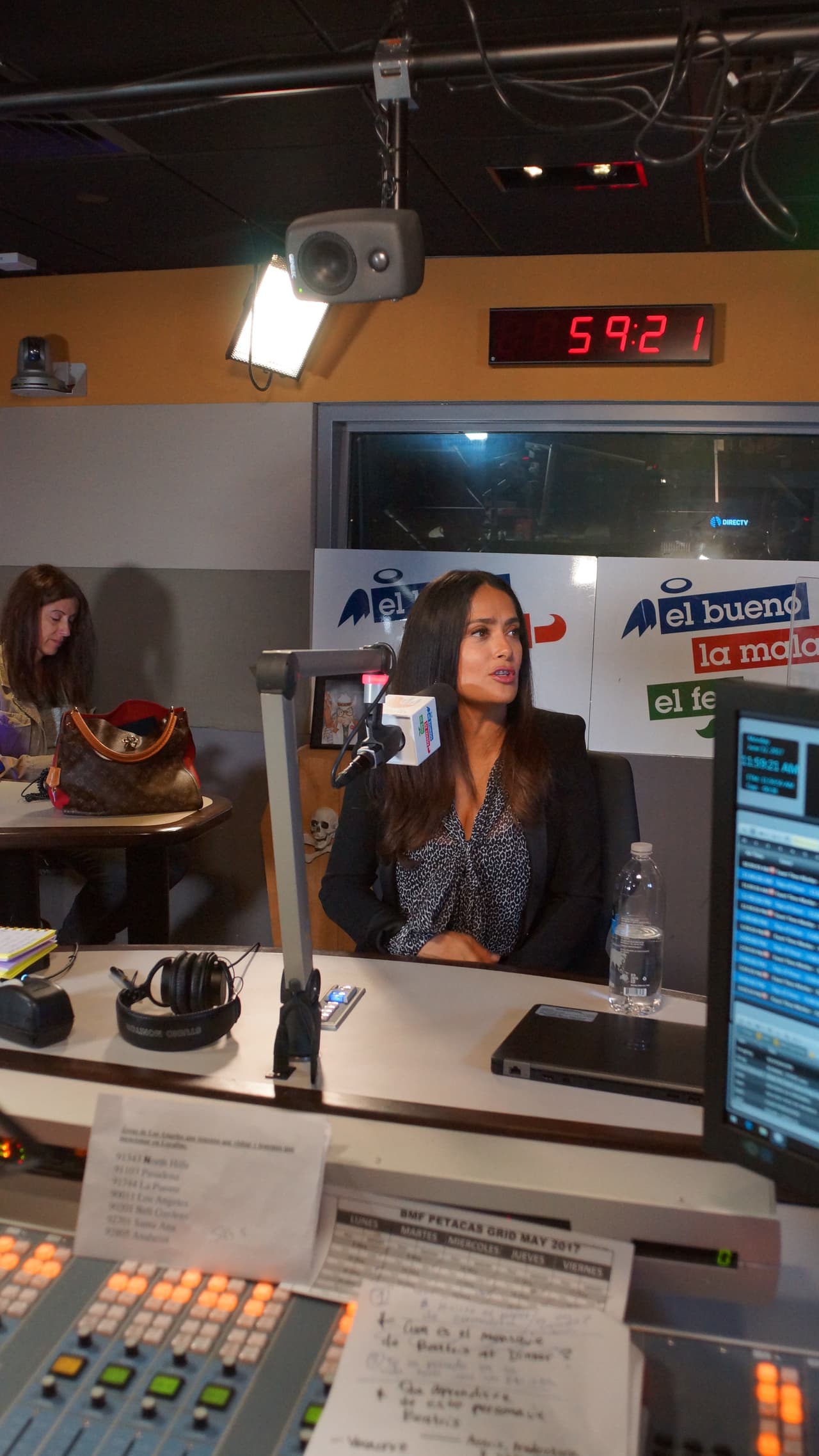 Así fue la divertida entrevista de 'El Bueno, La Mala y El Feo' con Salma Hayek.