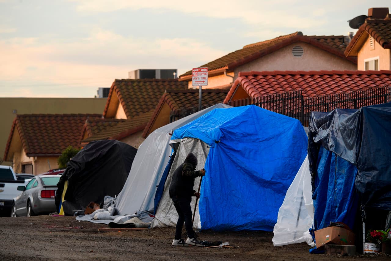 La secretaria de Vivienda, Marcia Fudge, calificó las cifras de "devastadoras" y dijo que el país tiene la "responsabilidad moral de acabar con la falta de vivienda". "Sabemos que la
<a href="https://www.univision.com/temas/pandemia">pandemia</a> solo ha empeorado la crisis de las personas sin hogar", agregó.