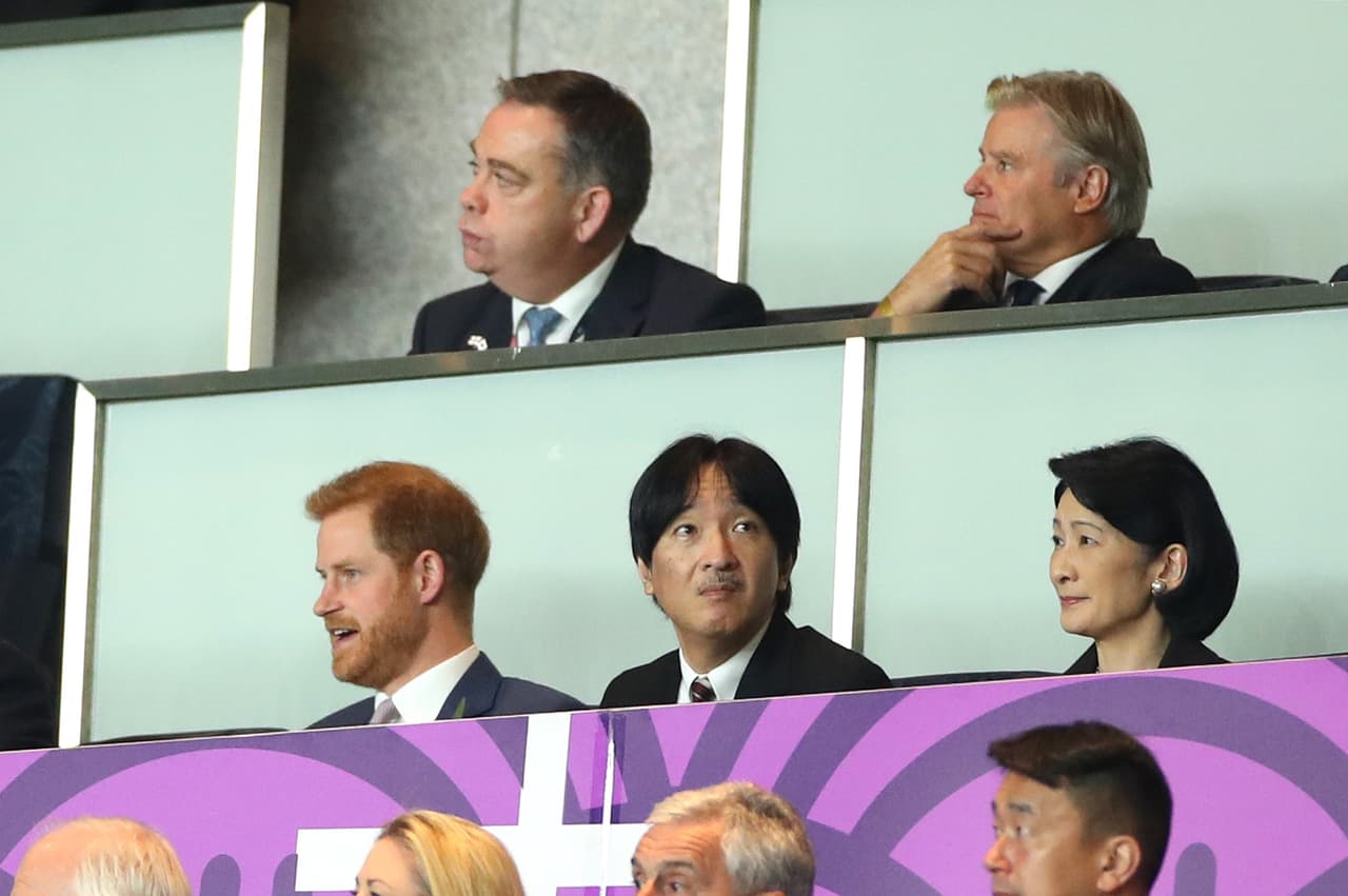 <b><a href="https://www.univision.com/famosos/meghan-markle-tuvo-un-gesto-con-las-72-parlamentarias-britanicas-que-le-mostraron-apoyo-fotos" target="_blank">El esposo de Meghan</a></b> visitó el estadio Yokohama junto al príncipe Akishino y su esposa Kiko, con quienes se le vio conversando animadamente durante el partido.