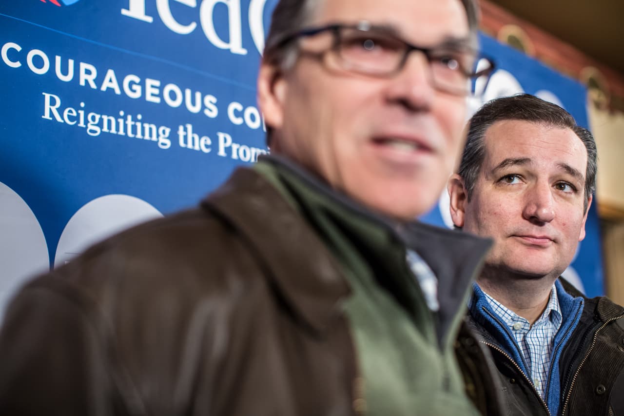 El exgobernador de Texas Rick Perry y el senador Ted Cruz en un evento el 26 de enero de 2016 en Iowa.