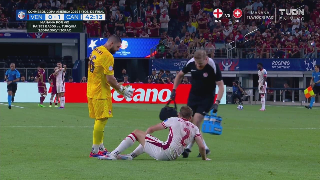 ¡Que fiesta se trae el árbitro! Johnston queda lesionado y no dejan entrar a los médicos