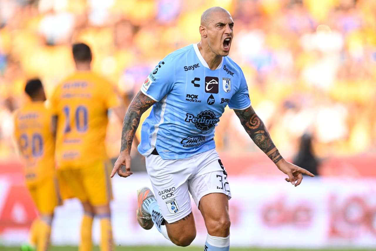 Tigres se llevó los tresn puntos ante Gallos Blancos en un partido en el que hubo tres jugadores expulsados .