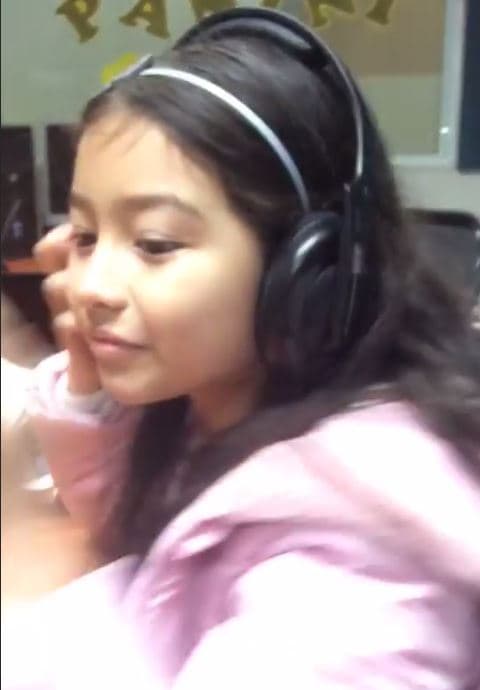 La pequeña de tan solo 9 años se mostró entretenida mientras 
<b>escuchaba el programa </b>desde la cabina. Su hermana Nina Valentina, de 6 años y también hija de la fallecida 'Comare Morena', no estuvo con ella.