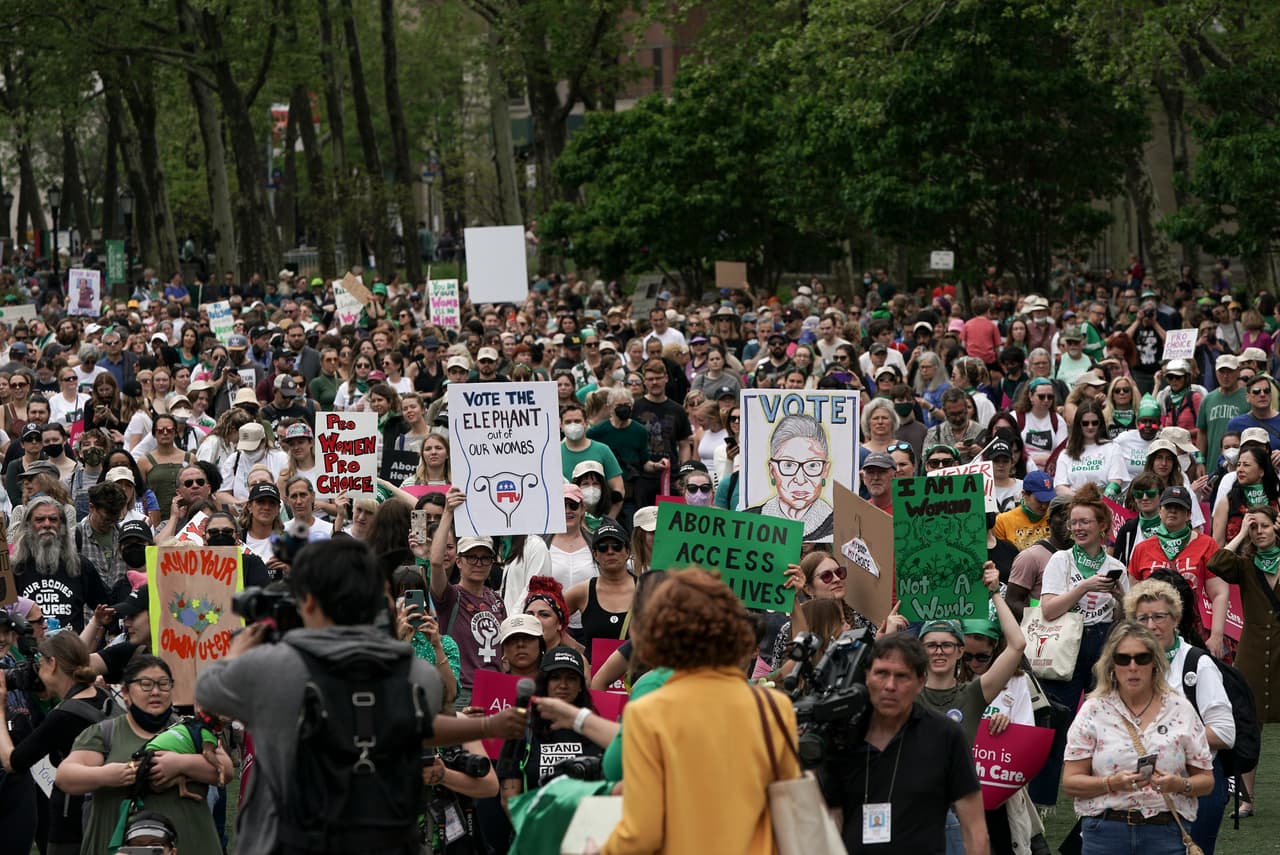 En la protesta de Brooklyn también se vieron imágenes de la fallecida jueza Ruth Bader Ginsburg, una de las mayores defensoras del derecho al aborto y cuyo rostro ha tomado las pancartas de muchas manifestaciones sobre este tema.