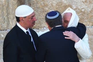 El rabino Abraham Skorka abraza al Papa Francisco y observa el líder musulmán argentino, Omar Abboud, durante la visita del Sumo Pontífice a Jerusalén.
