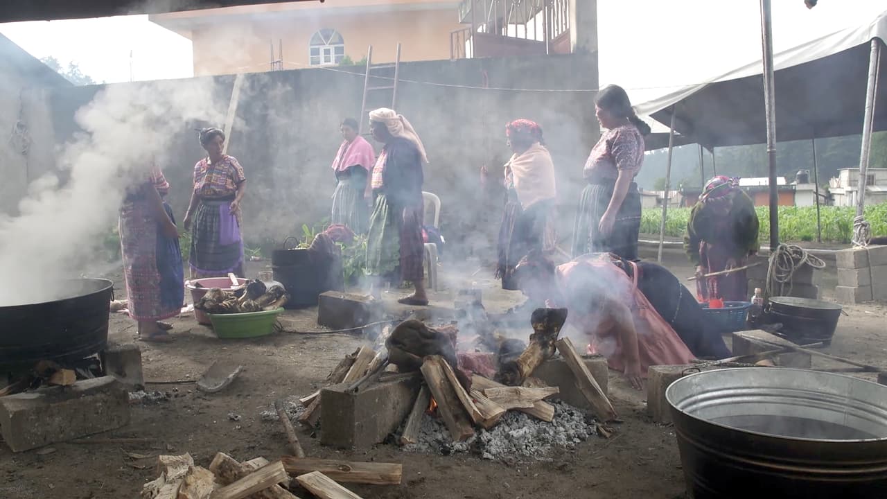 Apenas supieron de la repatriación del cuerpo las mujeres de San Juan Ostuncalco comenzaron a hacer los preparativos para el funeral, lo que incluye comidas para los asistentes.
