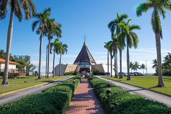 La Ermita de la Caridad está ubicada en 3609 Sur, Miami Avenue, Miami, FL 33133.