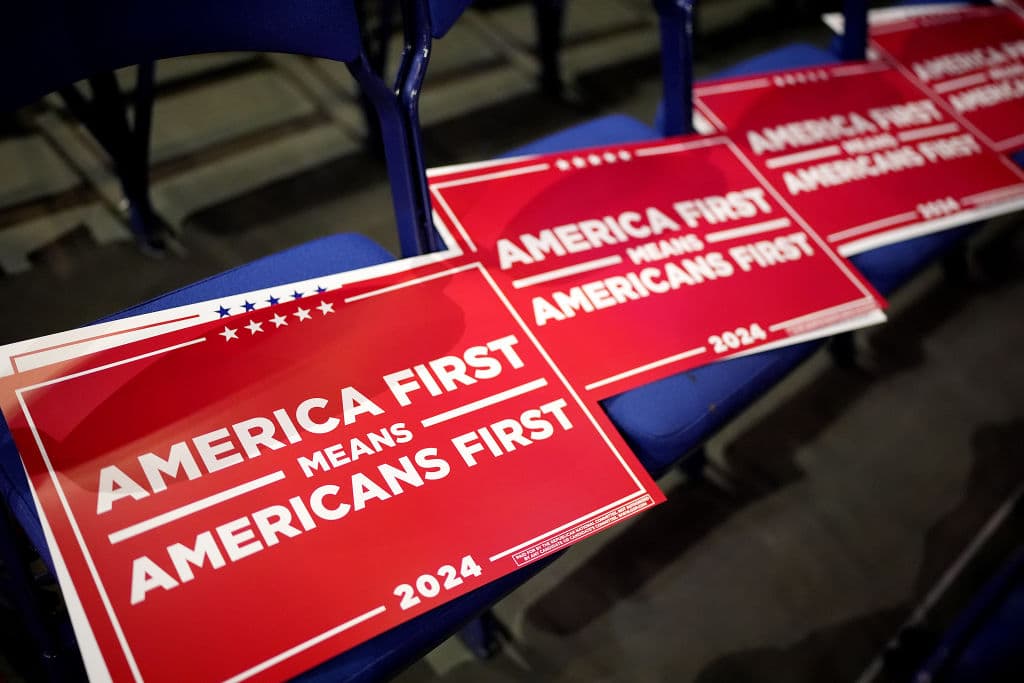 Carteles que leen "America First Means America First" este 18 de julio de 2024 en la Convención Nacional Republicana.
