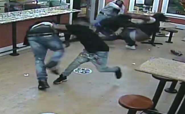 Sin embargo, Aponte indicó que 
<b>el sujeto que fue herido cargó el arma y apuntó con ella a otras personas</b>.
<br>